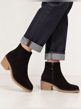 NWT BRUGLIA Suede Black Ankle Boots Size 9 Made in Italy Casual Quiet Luxury
